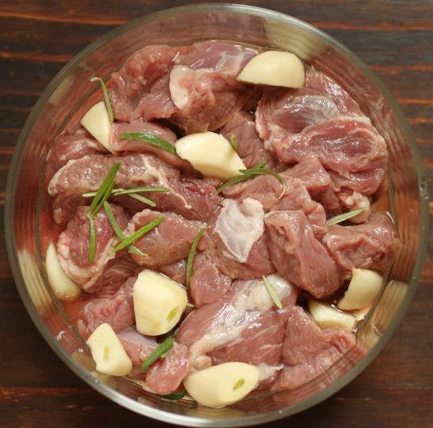 Marinate in white wine with garlic cloves for goat meat stew recipe