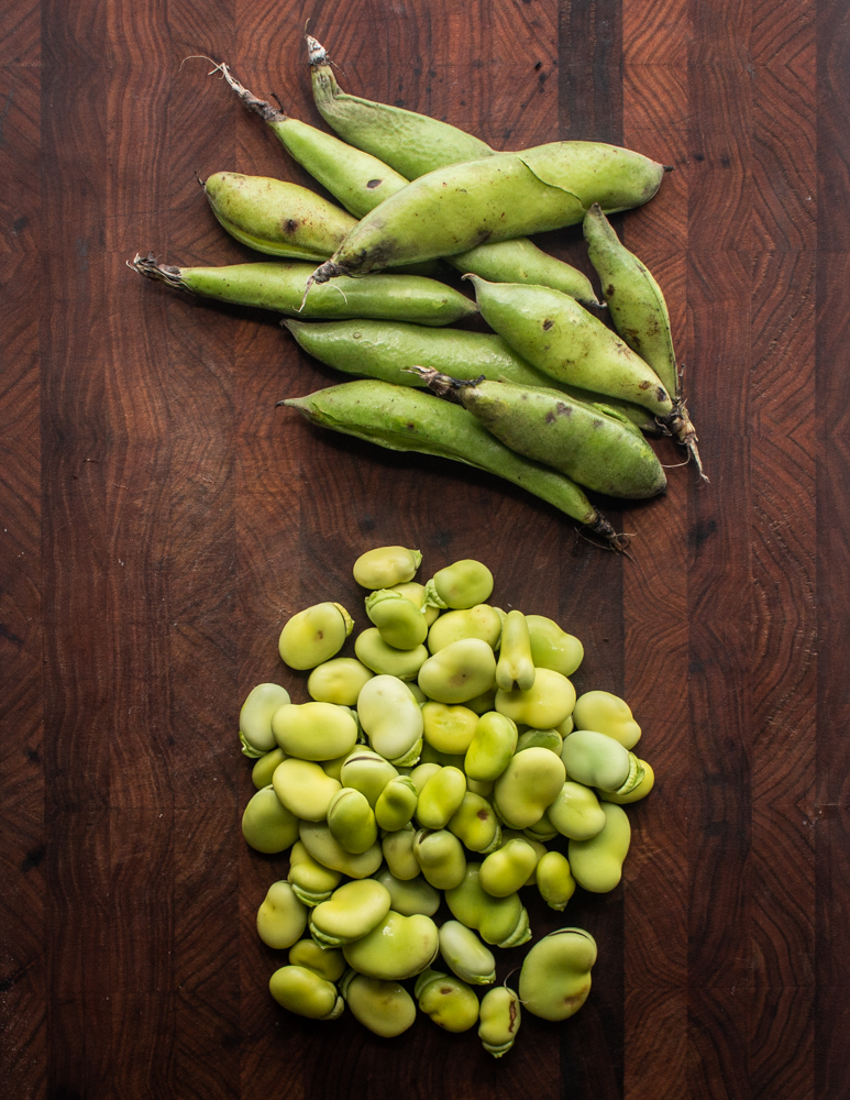 Shelling cooked fava beans