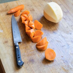 cutting carrots on the or roll-cut, or oblique.